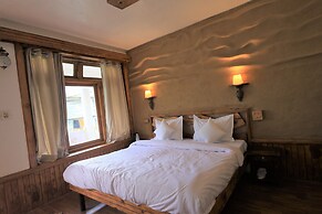 Beholden stay and cafe - Old Manali