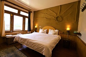 Beholden stay and cafe - Old Manali