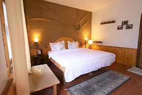 Beholden stay and cafe - Old Manali