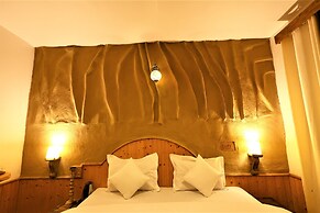 Beholden stay and cafe - Old Manali