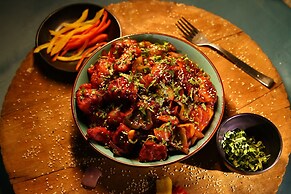 Beholden stay and cafe - Old Manali