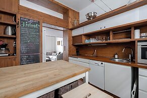 Historical Downtown Home with Parking and Steam Sauna