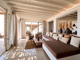 Kounoupas Complex by Mykonos Rocks