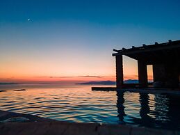 Kounoupas Complex by Mykonos Rocks