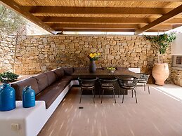 Kounoupas Complex by Mykonos Rocks