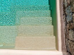 Kounoupas Complex by Mykonos Rocks