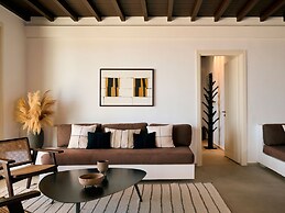 Kounoupas Complex by Mykonos Rocks