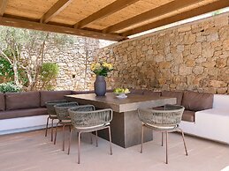 Kounoupas Complex by Mykonos Rocks