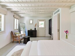 Kounoupas Complex by Mykonos Rocks