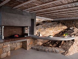 Kounoupas Complex by Mykonos Rocks