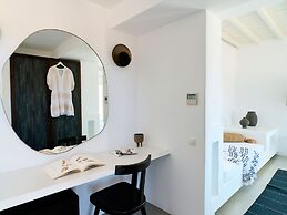 Kounoupas Complex by Mykonos Rocks