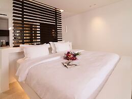 Kounoupas Complex by Mykonos Rocks