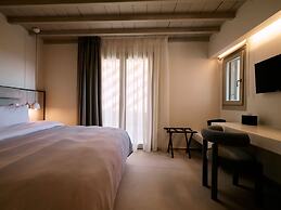 Kounoupas Complex by Mykonos Rocks