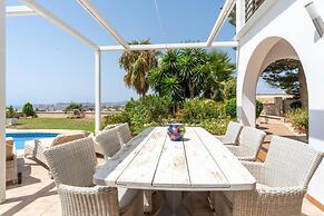 Spacious 3BR Villa with pool and views