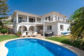 Spacious 3BR Villa with pool and views