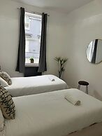 Pet Friendly - Parking - 3 Bedrooms - 6 Guests