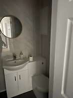 Pet Friendly - Parking - 3 Bedrooms - 6 Guests