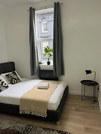 Pet Friendly - Parking - 3 Bedrooms - 6 Guests