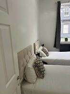 Pet Friendly - Parking - 3 Bedrooms - 6 Guests