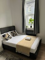 Pet Friendly - Parking - 3 Bedrooms - 6 Guests