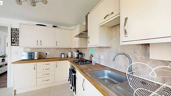 Pet Friendly - Parking - 3 Bedrooms - 6 Guests