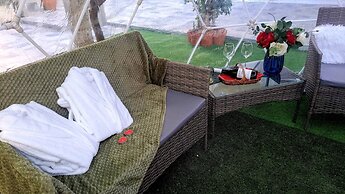 Relax in Elliniko Hidden Gem-vintage Bungalow With Garden and Hot Tub 