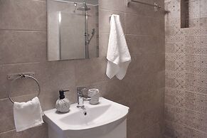 Relax in Elliniko Hidden Gem-vintage Bungalow With Garden and Hot Tub 