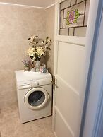 Relax in Elliniko Hidden Gem-vintage Bungalow With Garden and Hot Tub 