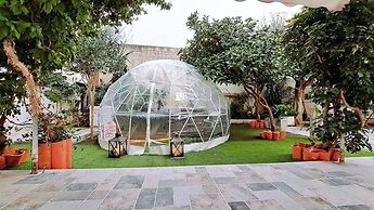 Relax in Elliniko Hidden Gem-vintage Bungalow With Garden and Hot Tub 