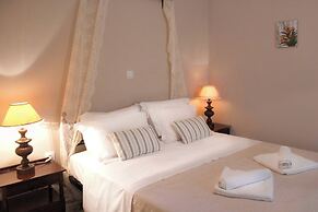 Relax in Elliniko Hidden Gem-vintage Bungalow With Garden and Hot Tub 