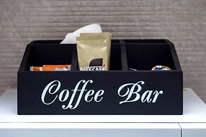 Relax in Elliniko Hidden Gem-vintage Bungalow With Garden and Hot Tub 