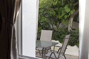 Relax in Elliniko Hidden Gem-vintage Bungalow With Garden and Hot Tub 