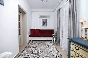 Relax in Elliniko Hidden Gem-vintage Bungalow With Garden and Hot Tub 