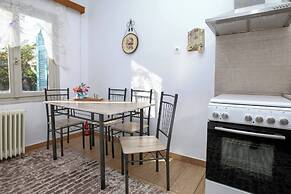 Relax in Elliniko Hidden Gem-vintage Bungalow With Garden and Hot Tub 