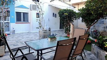 Relax in Elliniko Hidden Gem-vintage Bungalow With Garden and Hot Tub 