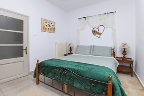 Relax in Elliniko Hidden Gem-vintage Bungalow With Garden and Hot Tub 