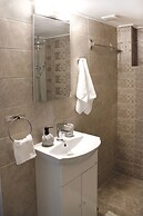 Relax in Elliniko Hidden Gem-vintage Bungalow With Garden and Hot Tub 