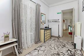 Relax in Elliniko Hidden Gem-vintage Bungalow With Garden and Hot Tub 