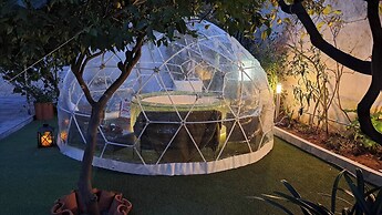 Relax in Elliniko Hidden Gem-vintage Bungalow With Garden and Hot Tub 