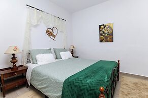 Relax in Elliniko Hidden Gem-vintage Bungalow With Garden and Hot Tub 