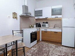 Relax in Elliniko Hidden Gem-vintage Bungalow With Garden and Hot Tub 