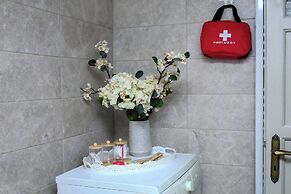 Relax in Elliniko Hidden Gem-vintage Bungalow With Garden and Hot Tub 