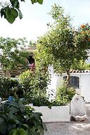 Relax in Elliniko Hidden Gem-vintage Bungalow With Garden and Hot Tub 