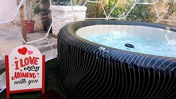 Relax in Elliniko Hidden Gem-vintage Bungalow With Garden and Hot Tub 