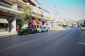 Relax in Elliniko Hidden Gem-vintage Bungalow With Garden and Hot Tub 