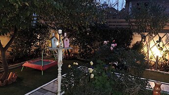 Relax in Elliniko Hidden Gem-vintage Bungalow With Garden and Hot Tub 