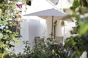 Relax in Elliniko Hidden Gem-vintage Bungalow With Garden and Hot Tub 