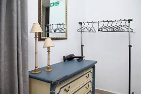 Relax in Elliniko Hidden Gem-vintage Bungalow With Garden and Hot Tub 