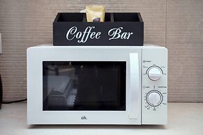 Relax in Elliniko Hidden Gem-vintage Bungalow With Garden and Hot Tub 