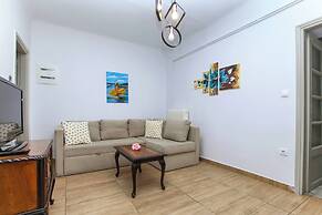 Relax in Elliniko Hidden Gem-vintage Bungalow With Garden and Hot Tub 